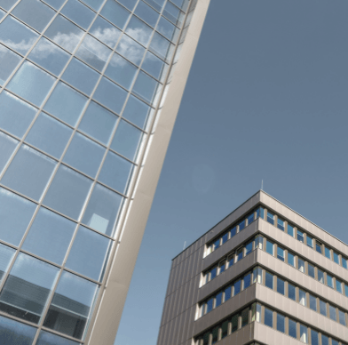 Moderne Hochhäuser mit Glasfassaden vor blauem Himmel